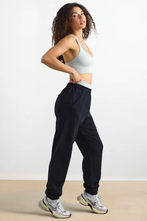 Joggingbyxor i bomullsfleece med medelhög midja i svart Joggingbyxor i bomullsfleece med medelhög midja i svart