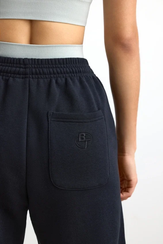 Joggingbyxor i bomullsfleece med medelhög midja i svart Joggingbyxor i bomullsfleece med medelhög midja i svart