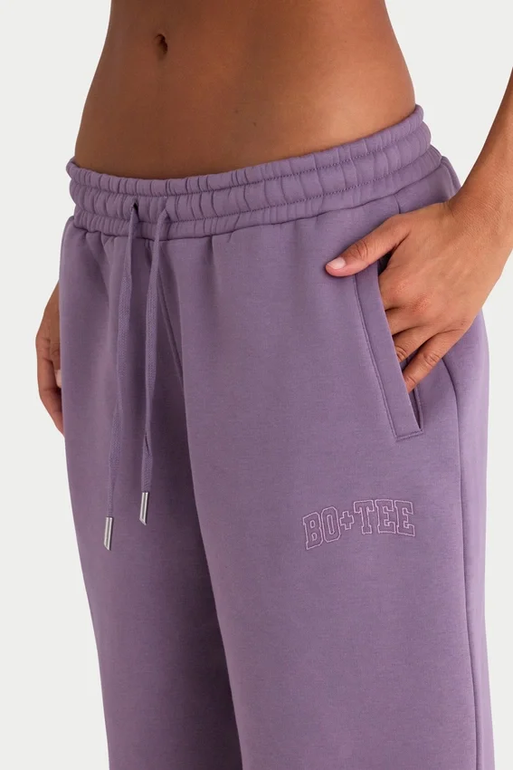 Joggingbyxor i borstad jersey med medelhög midja i färgen Dusk Joggingbyxor i borstad jersey med medelhög midja i färgen Dusk
