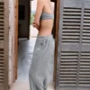 Joggingbyxor i mörkgrå texturerad bomull med knappar, låg midja och vida ben Joggingbyxor i mörkgrå texturerad bomull med knappar, låg midja och vida ben