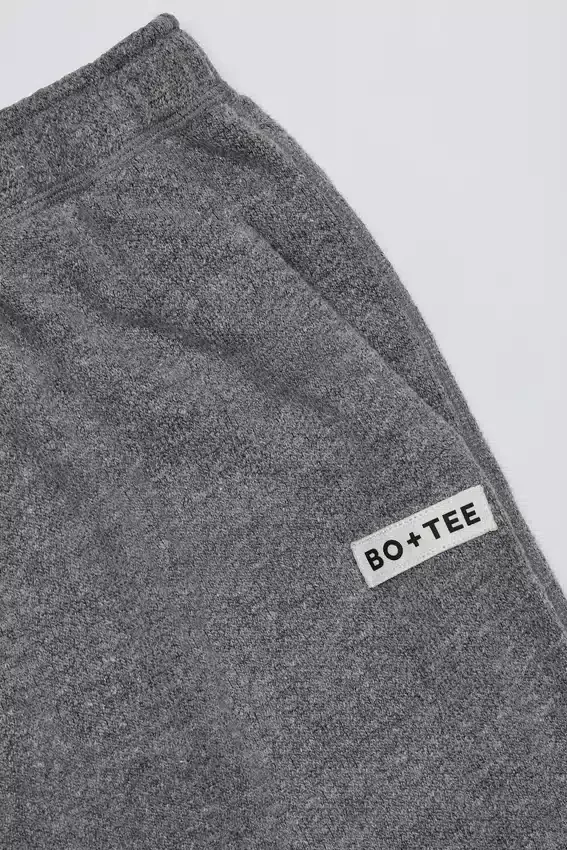 Joggingbyxor i mörkgrå texturerad bomull med knappar, låg midja och vida ben Joggingbyxor i mörkgrå texturerad bomull med knappar, låg midja och vida ben