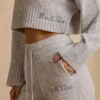 Joggingbyxor i ribbad stickning med medelhög midja och vida ben i isgrå melerad Joggingbyxor i ribbad stickning med medelhög midja och vida ben i isgrå melerad