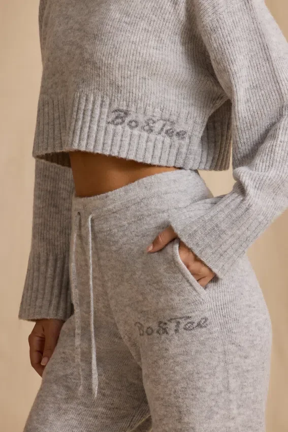 Joggingbyxor i ribbad stickning med medelhög midja och vida ben i isgrå melerad Joggingbyxor i ribbad stickning med medelhög midja och vida ben i isgrå melerad