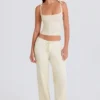 Joggingbyxor i ribbad stickning med vida ben i färgen Cream Joggingbyxor i ribbad stickning med vida ben i färgen Cream