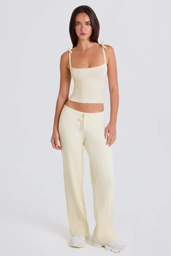 Joggingbyxor i ribbad stickning med vida ben i färgen Cream Joggingbyxor i ribbad stickning med vida ben i färgen Cream