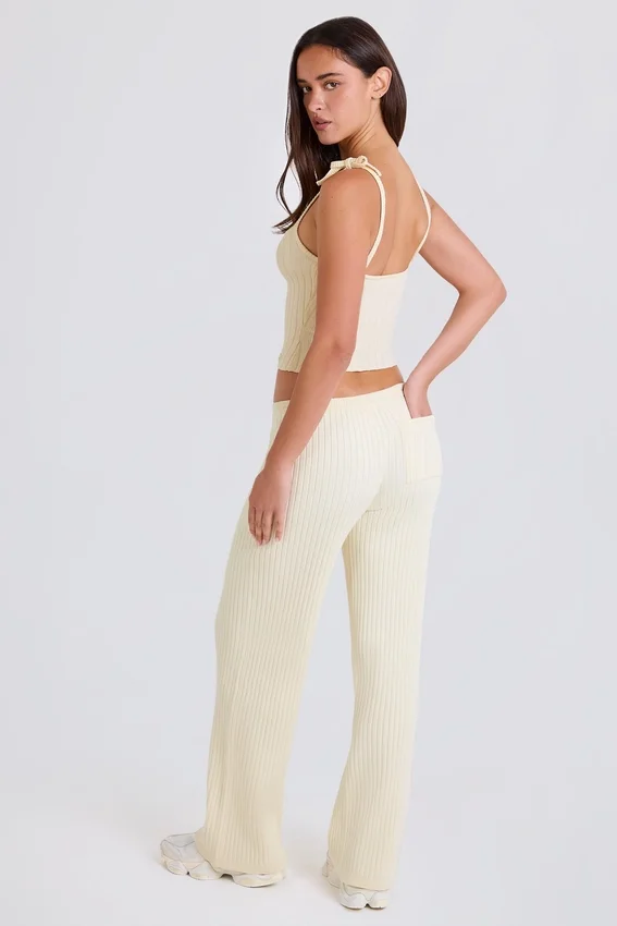 Joggingbyxor i ribbad stickning med vida ben i färgen Cream Joggingbyxor i ribbad stickning med vida ben i färgen Cream