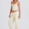 Joggingbyxor i ribbad stickning med vida ben i färgen Cream Joggingbyxor i ribbad stickning med vida ben i färgen Cream
