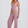 Joggingbyxor i ribbad stickning med vida ben i mauve Joggingbyxor i ribbad stickning med vida ben i mauve
