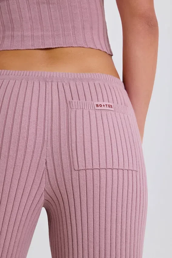 Joggingbyxor i ribbad stickning med vida ben i mauve Joggingbyxor i ribbad stickning med vida ben i mauve