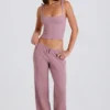 Joggingbyxor i ribbad stickning med vida ben i mauve Joggingbyxor i ribbad stickning med vida ben i mauve