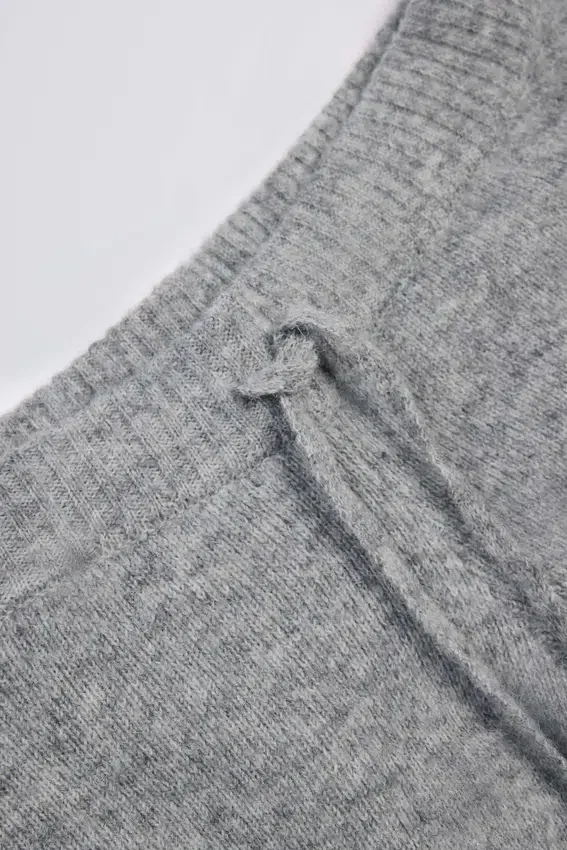 Joggingbyxor i stickat med medelhög midja och vida ben i grått Joggingbyxor i stickat med medelhög midja och vida ben i grått