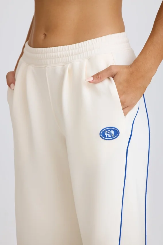 Joggingbyxor med medelhög midja och raka ben i vitt Joggingbyxor med medelhög midja och raka ben i vitt
