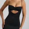 Julane Slinky Jersey Ruched Cut-Out Midaxi-klänning i svart Julane Slinky Jersey Ruched Cut-Out Midaxi-klänning i svart