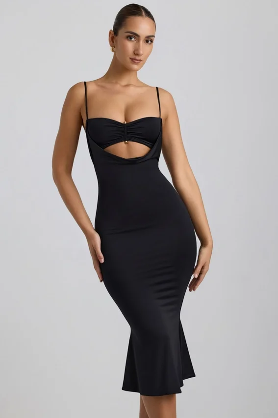 Julane Slinky Jersey Ruched Cut-Out Midaxi-klänning i svart Julane Slinky Jersey Ruched Cut-Out Midaxi-klänning i svart