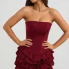 Juliet Bandeau-miniklänning med volanger och korsett i bärrött Juliet Bandeau-miniklänning med volanger och korsett i bärrött