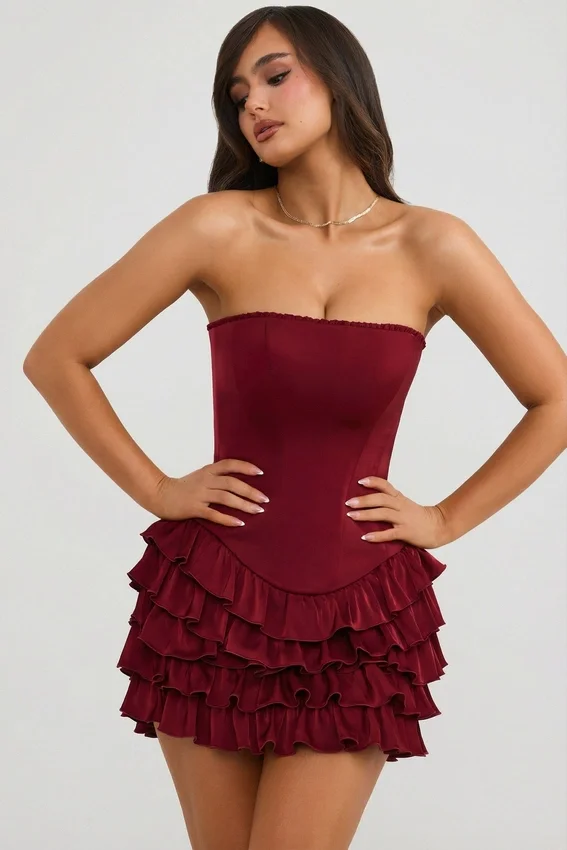 Juliet Bandeau-miniklänning med volanger och korsett i bärrött Juliet Bandeau-miniklänning med volanger och korsett i bärrött