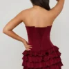 Juliet Bandeau-miniklänning med volanger och korsett i bärrött Juliet Bandeau-miniklänning med volanger och korsett i bärrött
