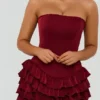 Juliet Bandeau-miniklänning med volanger och korsett i bärrött Juliet Bandeau-miniklänning med volanger och korsett i bärrött