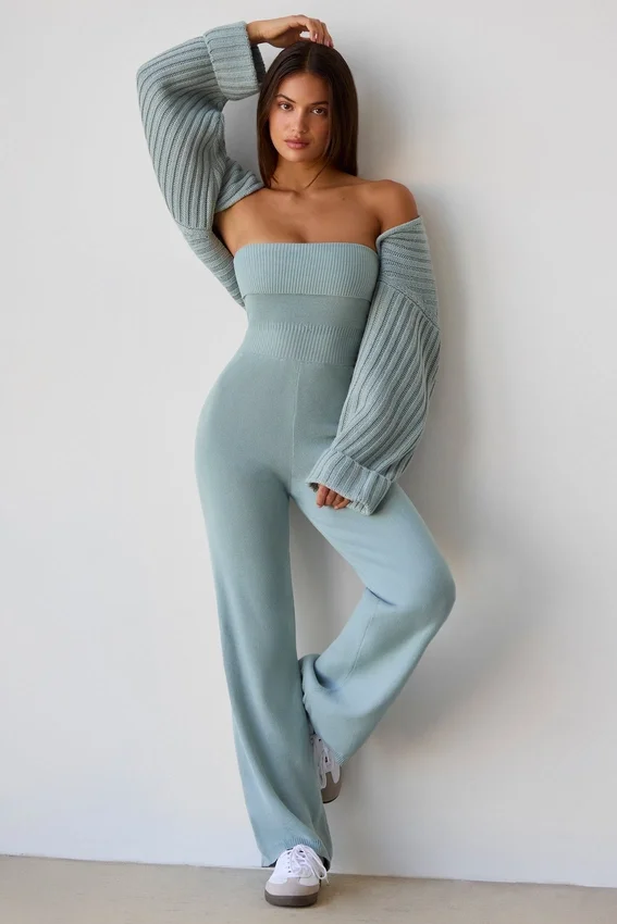 Jumpsuit i grovstickad bandeau med utsvängda ben i dammig blågrön Jumpsuit i grovstickad bandeau med utsvängda ben i dammig blågrön