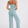 Jumpsuit i grovstickad bandeau med utsvängda ben i dammig blågrön Jumpsuit i grovstickad bandeau med utsvängda ben i dammig blågrön