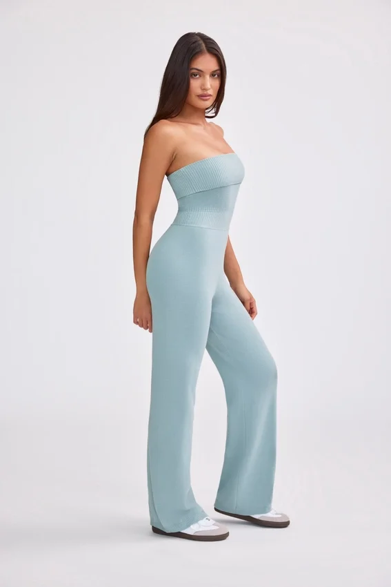 Jumpsuit i grovstickad bandeau med utsvängda ben i dammig blågrön Jumpsuit i grovstickad bandeau med utsvängda ben i dammig blågrön