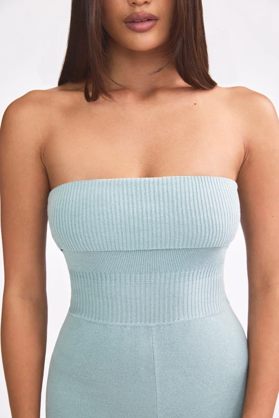 Jumpsuit i grovstickad bandeau med utsvängda ben i dammig blågrön Jumpsuit i grovstickad bandeau med utsvängda ben i dammig blågrön