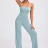 Jumpsuit i grovstickad bandeau med utsvängda ben i dammig blågrön Jumpsuit i grovstickad bandeau med utsvängda ben i dammig blågrön