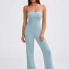 Jumpsuit i grovstickad bandeau med utsvängda ben i dammig blågrön Jumpsuit i grovstickad bandeau med utsvängda ben i dammig blågrön