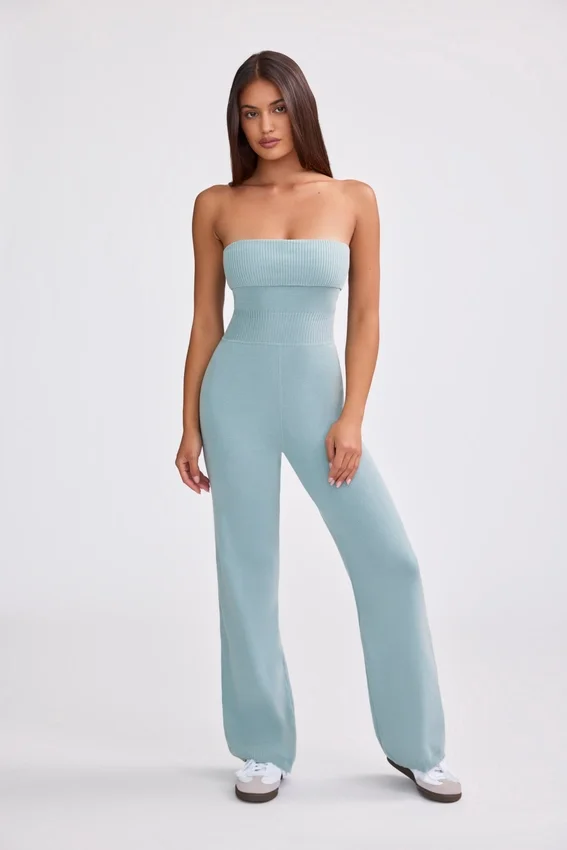 Jumpsuit i grovstickad bandeau med utsvängda ben i dammig blågrön Jumpsuit i grovstickad bandeau med utsvängda ben i dammig blågrön