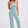 Jumpsuit i grovstickad bandeau med utsvängda ben i dammig blågrön Jumpsuit i grovstickad bandeau med utsvängda ben i dammig blågrön