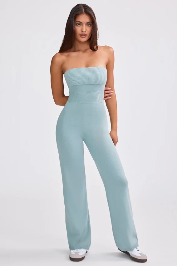 Jumpsuit i grovstickad bandeau med utsvängda ben i dammig blågrön Jumpsuit i grovstickad bandeau med utsvängda ben i dammig blågrön