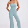 Jumpsuit i grovstickad bandeau med utsvängda ben i dammig blågrön Jumpsuit i grovstickad bandeau med utsvängda ben i dammig blågrön