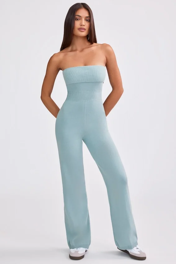 Jumpsuit i grovstickad bandeau med utsvängda ben i dammig blågrön Jumpsuit i grovstickad bandeau med utsvängda ben i dammig blågrön