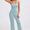 Jumpsuit i grovstickad bandeau med utsvängda ben i dammig blågrön Jumpsuit i grovstickad bandeau med utsvängda ben i dammig blågrön