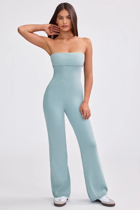 Jumpsuit i grovstickad bandeau med utsvängda ben i dammig blågrön Jumpsuit i grovstickad bandeau med utsvängda ben i dammig blågrön