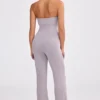 Jumpsuit i grovstickat bandeau-material med utsvängda ben i dammig lavendel Jumpsuit i grovstickat bandeau-material med utsvängda ben i dammig lavendel