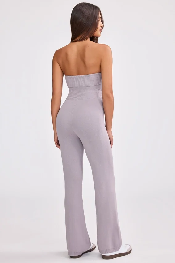Jumpsuit i grovstickat bandeau-material med utsvängda ben i dammig lavendel Jumpsuit i grovstickat bandeau-material med utsvängda ben i dammig lavendel