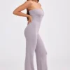 Jumpsuit i grovstickat bandeau-material med utsvängda ben i dammig lavendel Jumpsuit i grovstickat bandeau-material med utsvängda ben i dammig lavendel