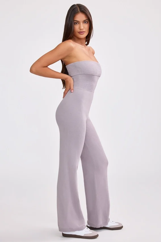 Jumpsuit i grovstickat bandeau-material med utsvängda ben i dammig lavendel Jumpsuit i grovstickat bandeau-material med utsvängda ben i dammig lavendel