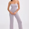 Jumpsuit i grovstickat bandeau-material med utsvängda ben i dammig lavendel Jumpsuit i grovstickat bandeau-material med utsvängda ben i dammig lavendel