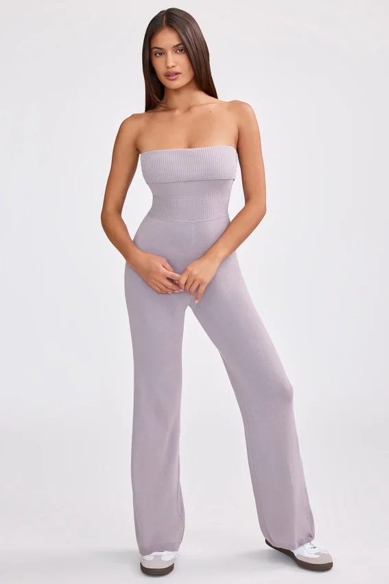 Jumpsuit i grovstickat bandeau-material med utsvängda ben i dammig lavendel Jumpsuit i grovstickat bandeau-material med utsvängda ben i dammig lavendel