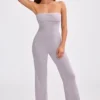 Jumpsuit i grovstickat bandeau-material med utsvängda ben i dammig lavendel Jumpsuit i grovstickat bandeau-material med utsvängda ben i dammig lavendel