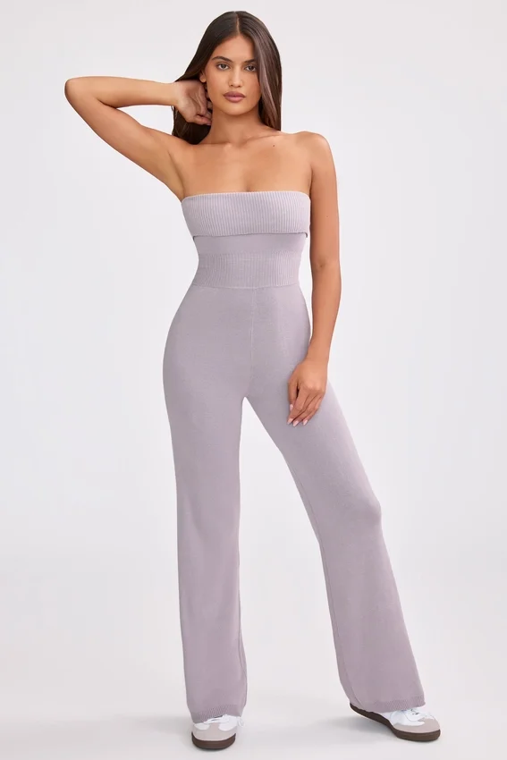 Jumpsuit i grovstickat bandeau-material med utsvängda ben i dammig lavendel Jumpsuit i grovstickat bandeau-material med utsvängda ben i dammig lavendel