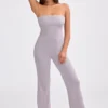 Jumpsuit i grovstickat bandeau-material med utsvängda ben i dammig lavendel Jumpsuit i grovstickat bandeau-material med utsvängda ben i dammig lavendel