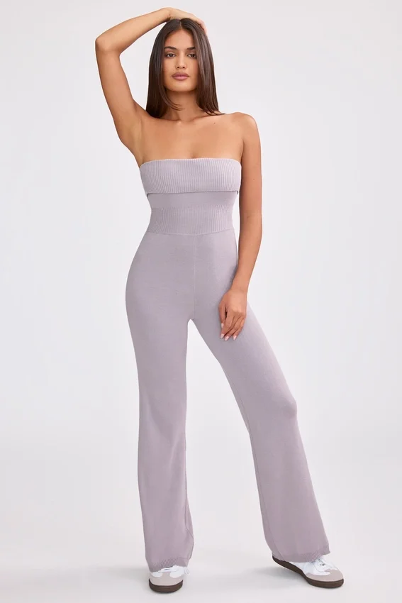 Jumpsuit i grovstickat bandeau-material med utsvängda ben i dammig lavendel Jumpsuit i grovstickat bandeau-material med utsvängda ben i dammig lavendel