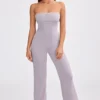 Jumpsuit i grovstickat bandeau-material med utsvängda ben i dammig lavendel Jumpsuit i grovstickat bandeau-material med utsvängda ben i dammig lavendel