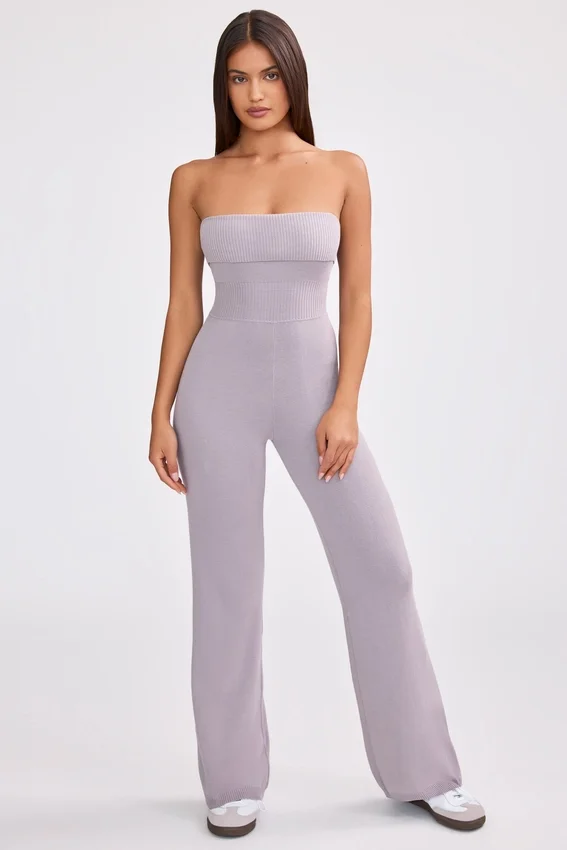 Jumpsuit i grovstickat bandeau-material med utsvängda ben i dammig lavendel Jumpsuit i grovstickat bandeau-material med utsvängda ben i dammig lavendel