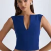 Kadie kort topp med öppen framsida i True Navy Kadie kort topp med öppen framsida i True Navy