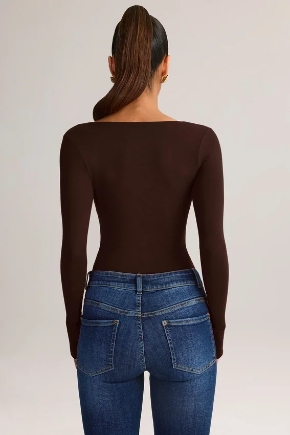Kaia Modal långärmad topp med fyrkantig halsringning i chokladbrunt Kaia Modal långärmad topp med fyrkantig halsringning i chokladbrunt