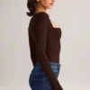 Kaia Modal långärmad topp med fyrkantig halsringning i chokladbrunt Kaia Modal långärmad topp med fyrkantig halsringning i chokladbrunt